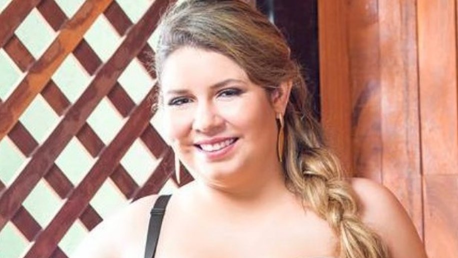 Marília Mendonça mostra charme em ensaio de lingerie