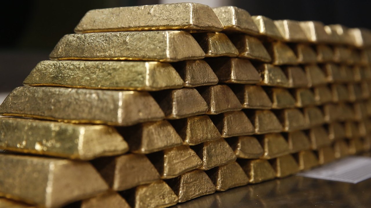Ouro fecha em baixa, apesar de cautela, com dólar forte e compensação de perdas