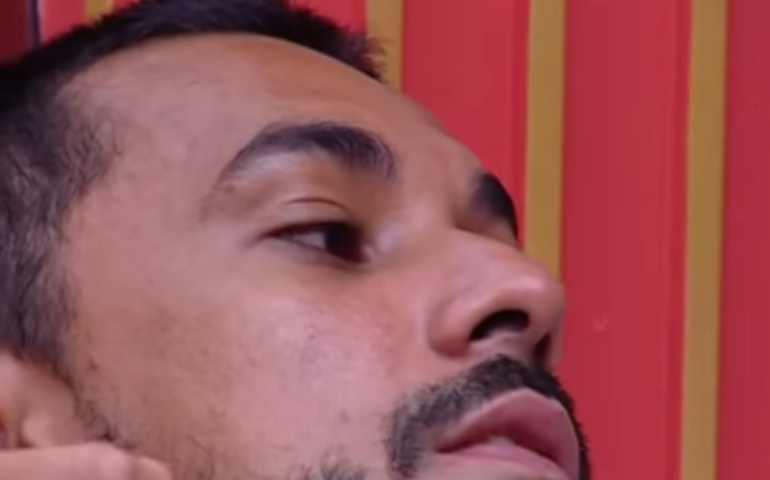 Madrugada no 'BBB 25': Camilla é barrada da festa, irmãos discutem e romance desponta