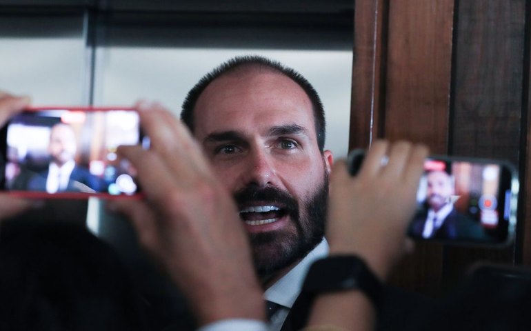 Motta notifica Eduardo Bolsonaro sobre processo de perda de mandato