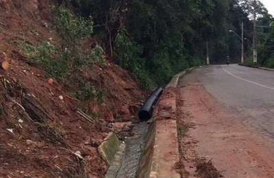 Criminosos levam os tubos de drenagem colocados na Ladeira de Fernão Velho