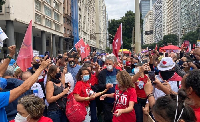 Chico Buarque é cercado por fãs durante manifestação no Rio