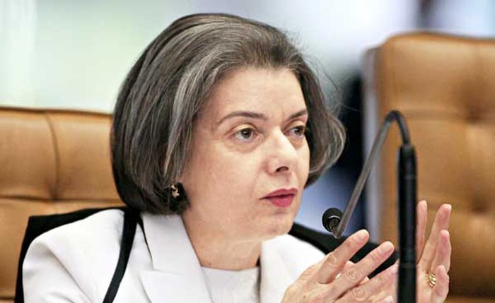 Cármen Lúcia será a primeira mulher a presidir o Tribunal Superior Eleitoral
