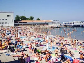 Praia italiana que separa homens e mulheres bate recorde de público