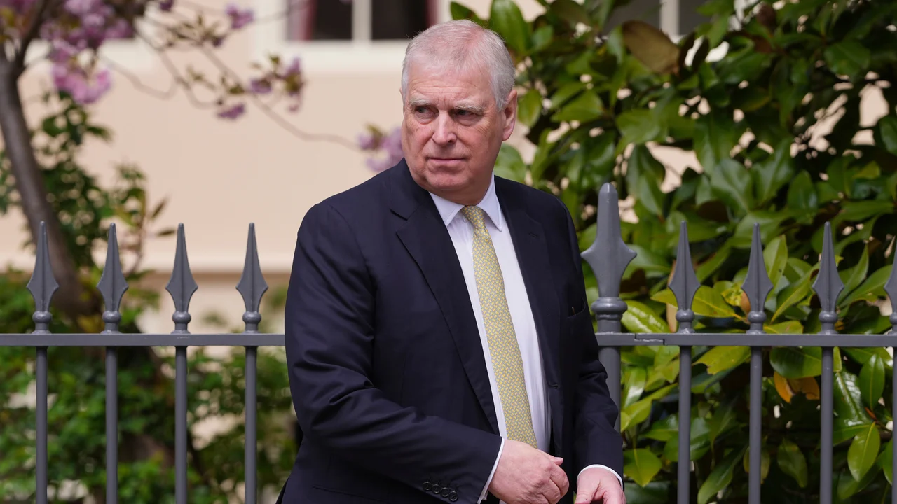 Ex-príncipe Andrew foi preso e mantido sob custódia por horas sob suspeita de má conduta relacionada a seus laços com Epstein
