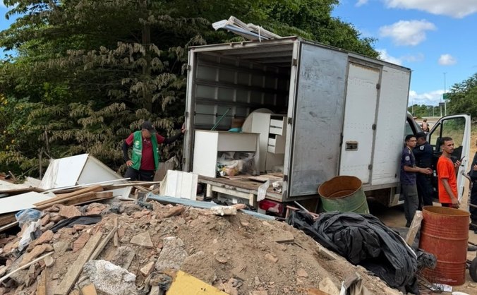 Alurb apreende caminhão que realizava descarte irregular na Santa Lúcia