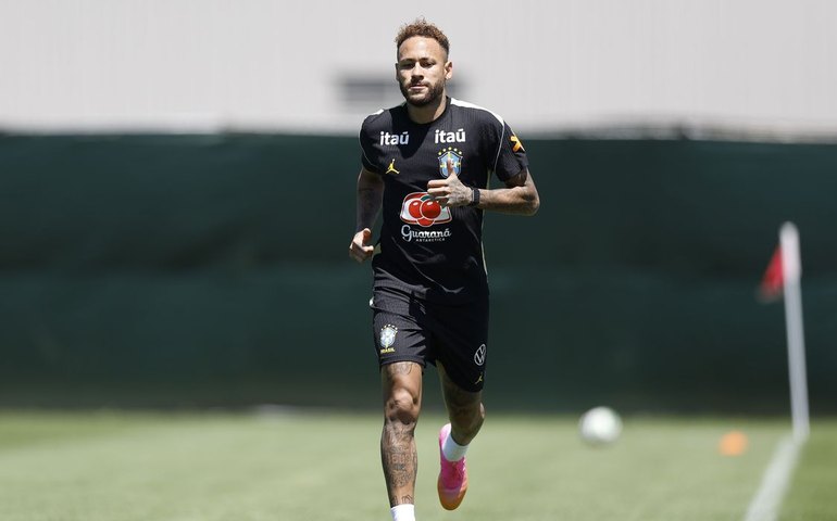 Neymar treina em campo pela primeira vez desde convocação para a Copa