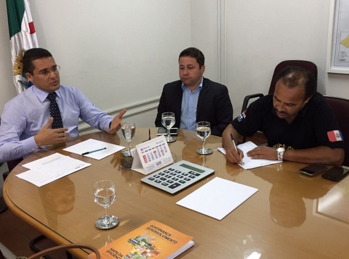 Sem proposta aprovada, Estado insiste em dialogar com policiais civis