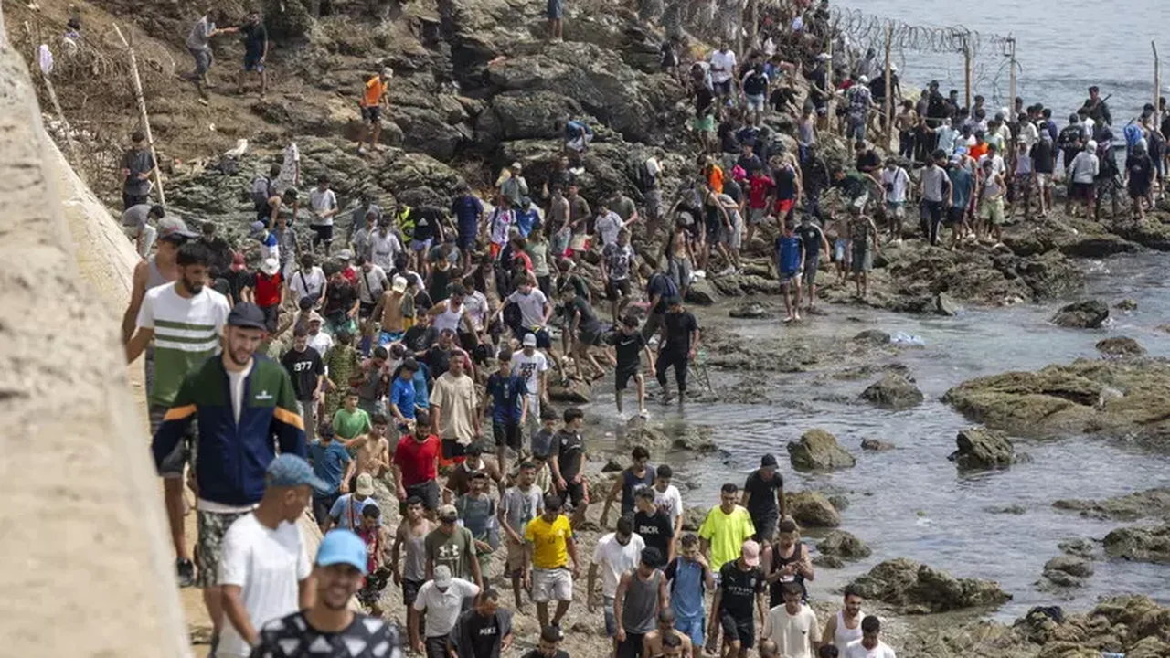 Crise migratória em Ceuta amplia tensão entre Itália e Espanha; oposição critica Meloni