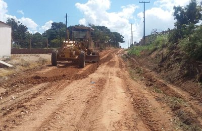 Tempo ensolarado facilita serviços de terraplanagem e pavimentação em Arapiraca