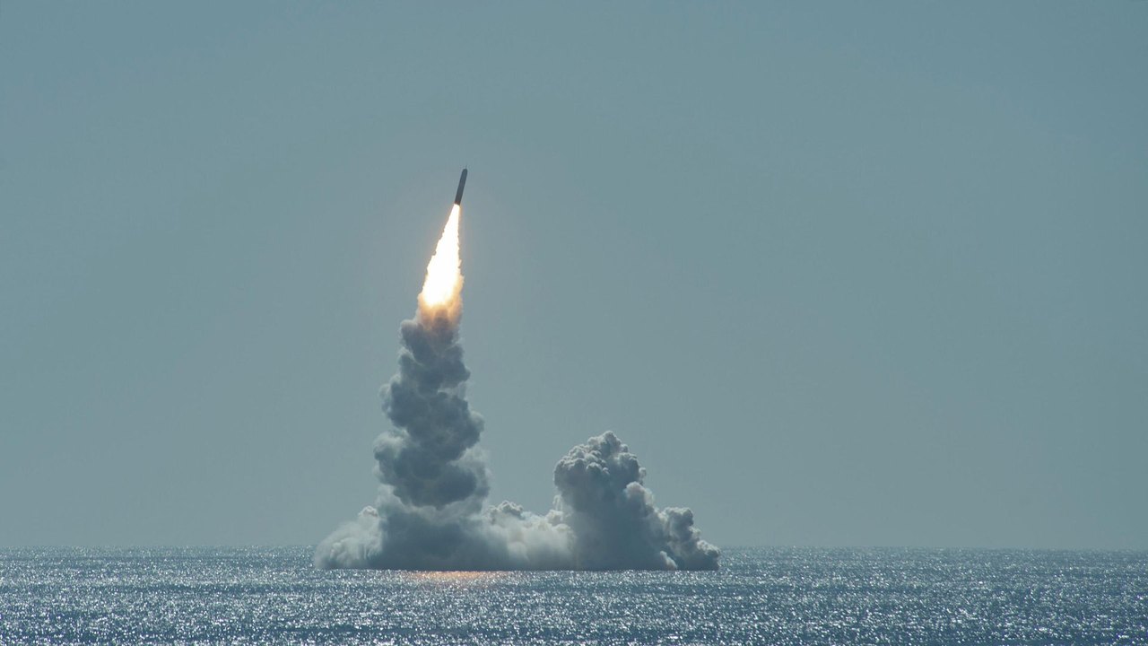 EUA desenvolvem primeira ogiva nuclear em 40 anos e novo míssil para submarinos, diz portal