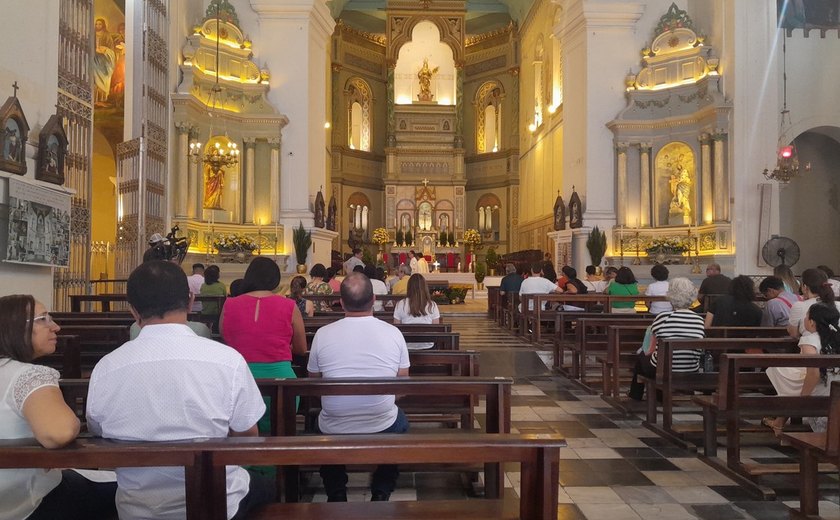 Fiéis celebram primeira missa do ano na catedral metropolitana de Maceió com Dom Antônio Muniz