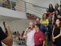 Dr. Wanderley com Weverton da Silva, operado aos 9 anos e hoje com 22.jpeg 