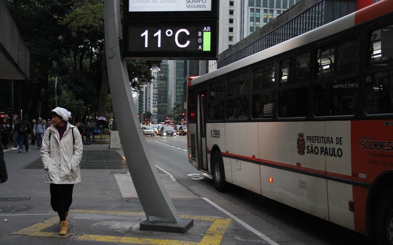 Frente fria no Rio provoca quedas de árvores, ressaca na orla e adiamento de show em Niterói