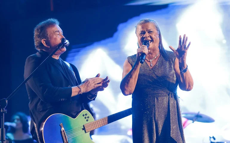 Blog do Kleverson: Prefeita sobe ao palco, canta com ídolo, faz autopromoção e quem paga a conta da fã amada é o Povo