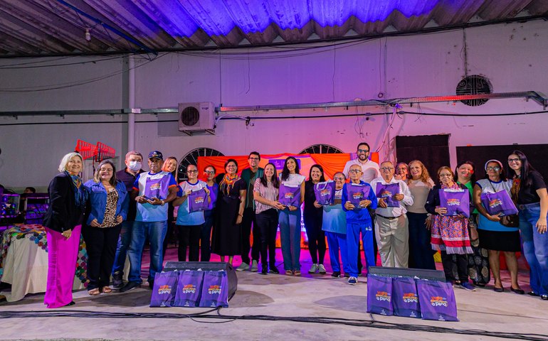 Sarau Cultural voltado à leitura reúne cerca de 400 alunos da EJAI na sede da Semed