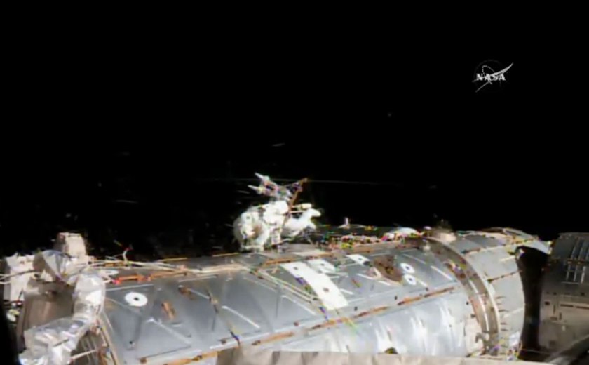 Astronautas iniciam caminhada espacial para fazer reparos em computador