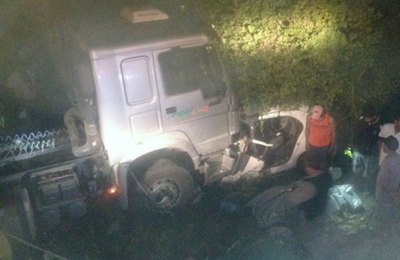 Carreta e veículo de passeio se chocam na BR-316 e uma pessoa morre