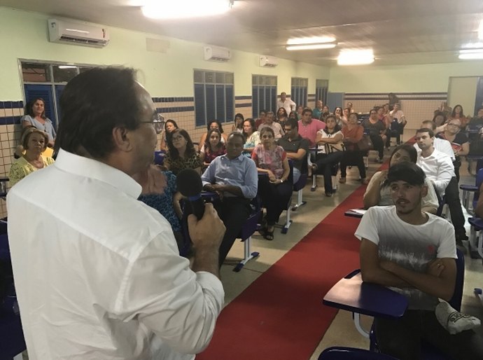 Luciano Barbosa ouve comunidade escolar de Palmeira dos Índios