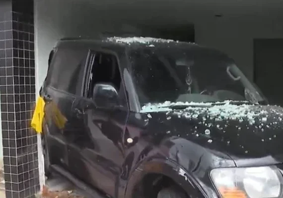 Carro perde o controle e invade galeria de lojas em Maceió