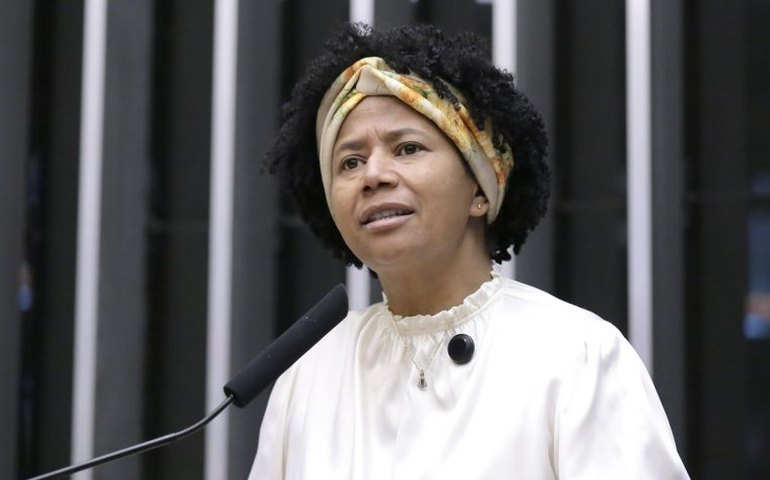 Comissão aprova regras de formação continuada para apoiar estudantes com necessidades educacionais