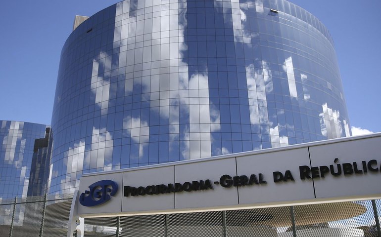 Supremo atende PGR e abre inquérito sobre atuação de Eduardo Bolsonaro