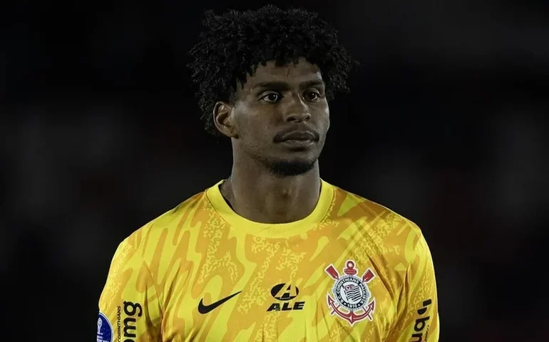 Hugo Souza sofre lesão na coxa e vira desfalque do Corinthians na estreia da Sul-Americana
