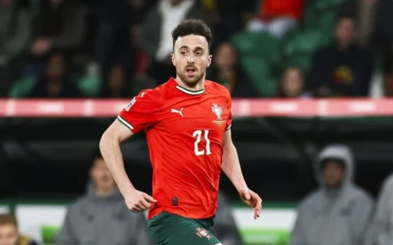 Familiares e amigos chegam a velório de Diogo Jota em cidade portuguesa