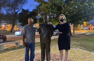 Estátua do escritor Jorge de Lima é recolocada na Praça Sinimbú