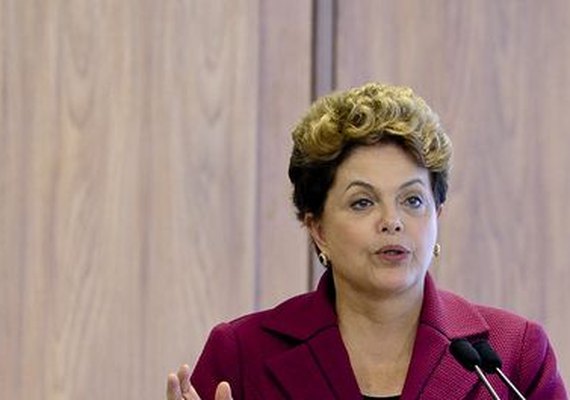 Investigação na Petrobras deveria ter começado na década de 90, diz Dilma