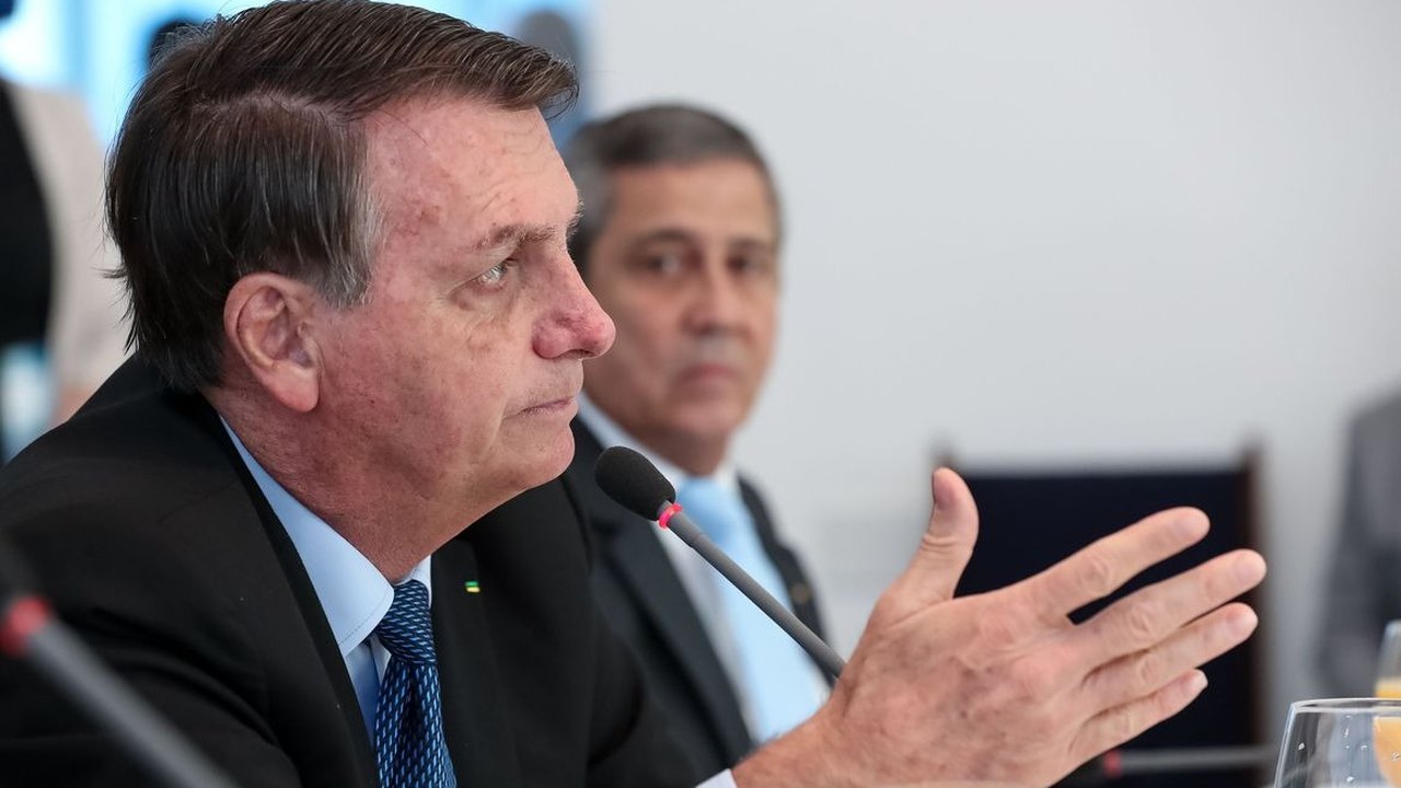 Bolsonaro diz que Pazzuello não permanecerá no cargo de ministro da Saúde