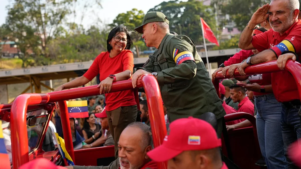 Delcy Rodríguez, surpreendente líder interina, surge na Venezuela após a captura de Maduro