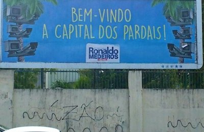 Ronaldo Medeiros faz propaganda gratuita dos pardais eletrônicos