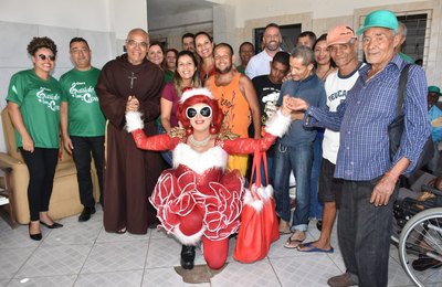 Árvore Solidária da SMS destina doações para abrigo no Village