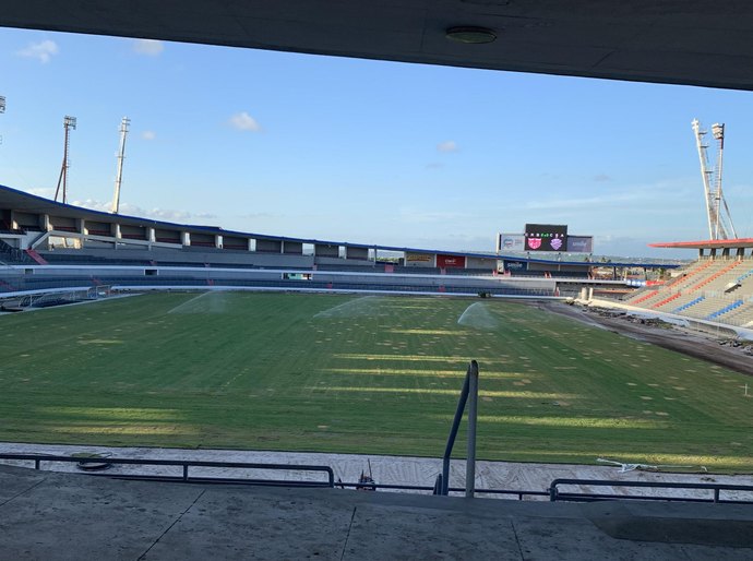 Recuperação do gramado do Estádio Rei Pelé entra na reta final