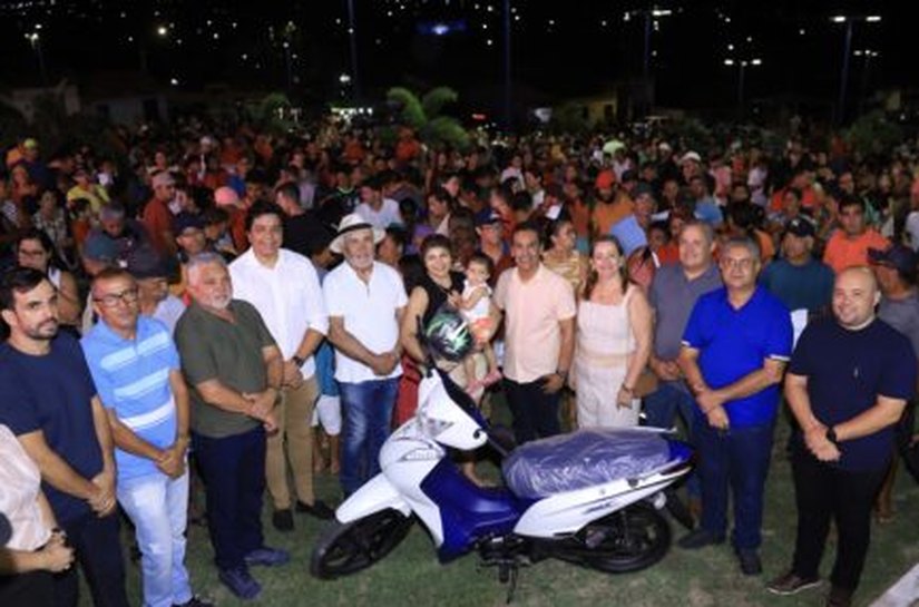Charles Pacheco entrega motocicletas e prêmios em dinheiro no Bingo das Mães em São Sebastião