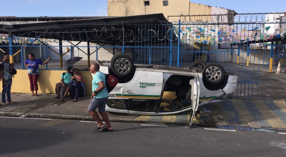 Carro avança preferencial e provoca campotamento de táxi em Aracaju / Foto: Foto: Aline Aragão/TV Atalaia