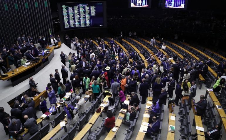 Relator apresenta parecer favorável a projeto que susta regras de saneamento; acompanhe