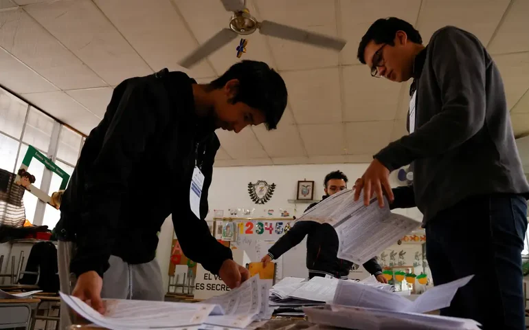 Oposição no Equador vê derrota de presidente Noboa em referendo