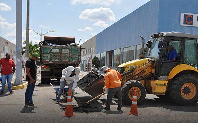 Prefeitura de Piranhas inicia operação ‘tapa-buraco’ no bairro Xingó