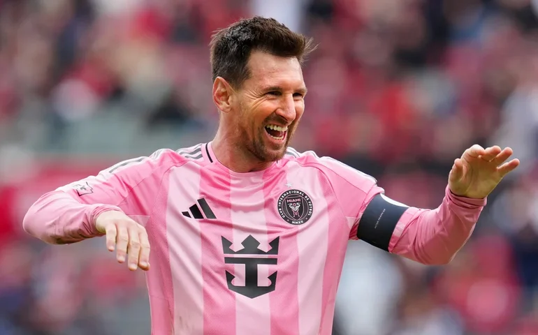 Messi dobra seu salário-base na MLS, sua remuneração total de US$ 28 milhões é mais que o dobro da de qualquer outro jogador.