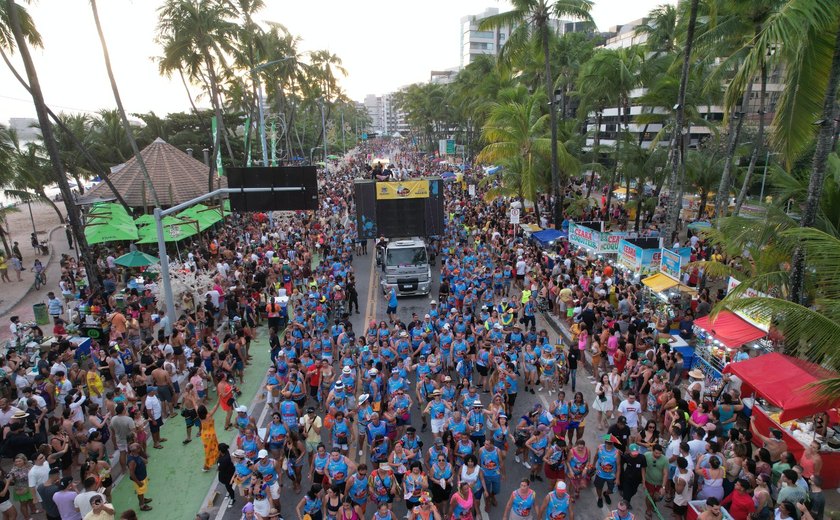 Milhares de pessoas lotam orla de Maceió para prévias do carnaval