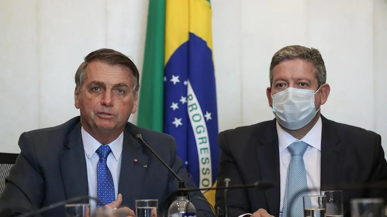 Lira concede aposentadoria parlamentar a Jair Bolsonaro