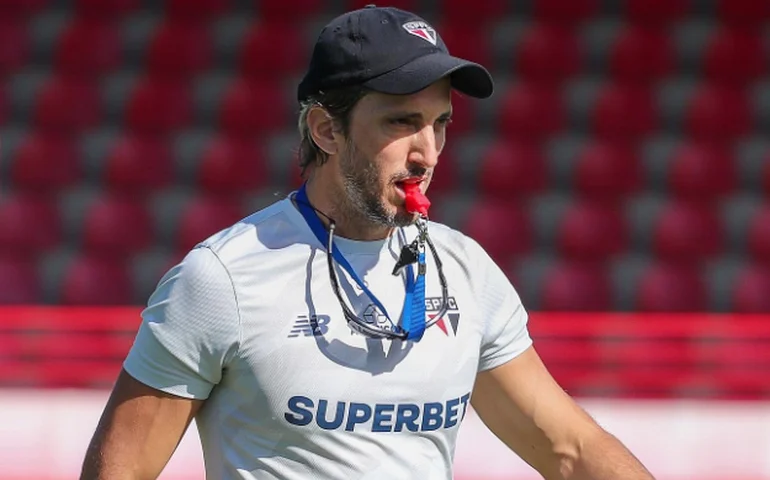 Zubeldía fica fora de clássico após levar 15º cartão no São Paulo; time deve ser reserva