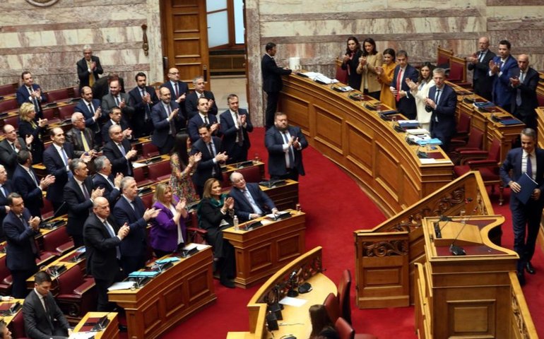 Parlamento da Grécia aprova casamento entre pessoas do mesmo sexo