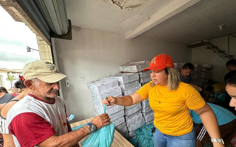 Com recursos próprios, vereadora Tia Gaby entrega duas toneladas de peixe a famílias carentes de Campestre