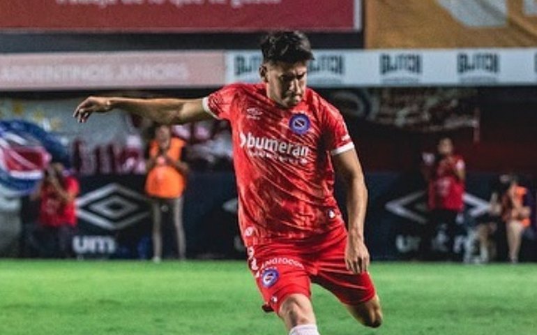 Lucas Villalba chega a Belo Horizonte para fazer exames e assinar contrato com Cruzeiro