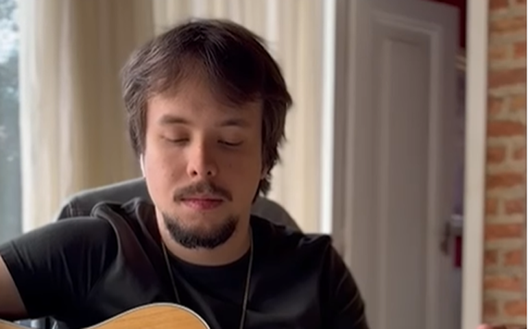 Filho de Chrystian, João Vieira segue os passos do pai com vídeos musicais nas redes sociais; assista