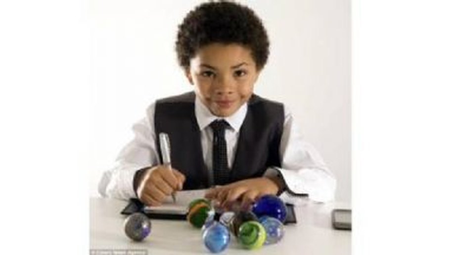 Menino de 8 anos fica milionário com loja virtual