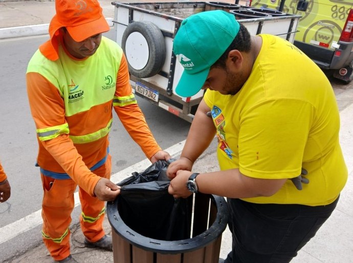 Alurb distribui lixeiras para comerciantes do Pontal da Barra
